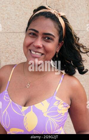 Portrait d'une femme souriante de 40 ans Banque D'Images
