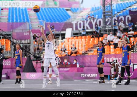 Tokyo, Japon. 26 juillet 2021. Marie-Eve Paget (FRA) 3x3 Basketball : jeu de billard féminin entre la France 22-18 Mongolie pendant les Jeux Olympiques de Tokyo 2020 au Parc sportif Aomi Urban à Tokyo, Japon . Crédit: Naoki Morita/AFLO SPORT/Alay Live News Banque D'Images