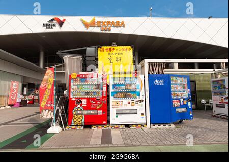 Ebina Service Area, Préfecture de Kanagawa, Japon - 10 juillet 2021 : distributeur de boissons Coca Cola, Dydo et Asahi. Vue avant. Banque D'Images