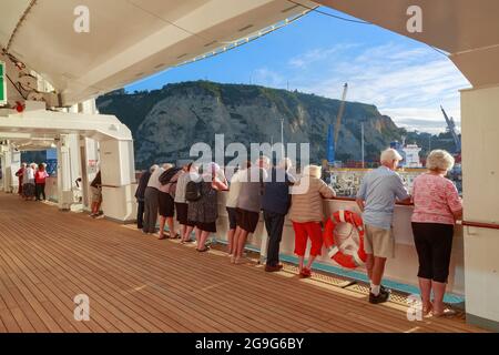 Passagers se trouvant à côté de la rampe d'un paquebot de croisière, en regardant le port de Napier, en Nouvelle-Zélande Banque D'Images