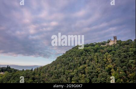 La ruine du rocher du dragon et le paysage naturel au coucher du soleil dans le Siebengebirge Koenigswinter Banque D'Images