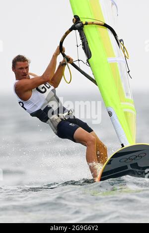 Kanagawa, Japon. 26 juillet 2021. Tom Squires, de Grande-Bretagne, participe au match de classe RS:X de planche à voile masculin lors des Jeux Olympiques de Tokyo en 2020 au port de plaisance d'Enoshima à Kanagawa, au Japon, le 26 juillet 2021. Credit: Huang Zongzhi/Xinhua/Alamy Live News Banque D'Images