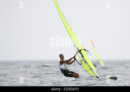Kanagawa, Japon. 26 juillet 2021. Le BI Kun de Chine est en compétition lors du match de classe RS:X de planche à voile masculin aux Jeux Olympiques de Tokyo en 2020 au port de plaisance d'Enoshima à Kanagawa, au Japon, le 26 juillet 2021. Credit: Huang Zongzhi/Xinhua/Alamy Live News Banque D'Images