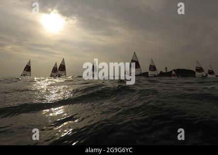 Kanagawa, Japon. 26 juillet 2021. Les joueurs naviguent jusqu'au quai après les matchs des Jeux Olympiques de Tokyo en 2020 à Enoshima Yacht Harbor à Kanagawa, Japon, le 26 juillet 2021. Credit: Huang Zongzhi/Xinhua/Alamy Live News Banque D'Images