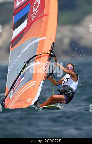 Kanagawa, Japon. 26 juillet 2021. Ingrid Puusta, d'Estonie, est en compétition lors du match de classe RS:X de planche à voile féminin aux Jeux Olympiques de Tokyo en 2020 au port de plaisance d'Enoshima à Kanagawa, au Japon, le 26 juillet 2021. Credit: Huang Zongzhi/Xinhua/Alamy Live News Banque D'Images