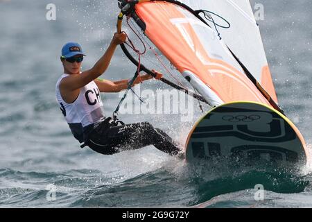 Kanagawa, Japon. 26 juillet 2021. Lu Yunxiu, de Chine, participe au match de classe RS:X de planche à voile féminin aux Jeux Olympiques de Tokyo 2020 au port de plaisance d'Enoshima à Kanagawa, au Japon, le 26 juillet 2021. Credit: Huang Zongzhi/Xinhua/Alamy Live News Banque D'Images