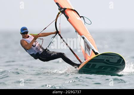 Kanagawa, Japon. 26 juillet 2021. Lu Yunxiu, de Chine, participe au match de classe RS:X de planche à voile féminin aux Jeux Olympiques de Tokyo 2020 au port de plaisance d'Enoshima à Kanagawa, au Japon, le 26 juillet 2021. Credit: Huang Zongzhi/Xinhua/Alamy Live News Banque D'Images
