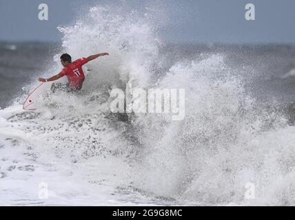 Chiba, Japon. 26 juillet 2021. Ohhara Hiroto, du Japon, participe au 3e tour de surf masculin à la plage de surf de Tsurigasaki, dans la préfecture de Chiba, au Japon, le 26 juillet 2021. Credit: Du Yu/Xinhua/Alay Live News Banque D'Images