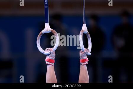 (210726) -- TOKYO, le 26 juillet 2021 (Xinhua) -- Tanigawa Wataru du Japon participe à la finale de l'équipe masculine de gymnastique artistique aux Jeux Olympiques de Tokyo en 2020 à Tokyo, au Japon, le 26 juillet 2021. (Xinhua/LAN Hongguang) Banque D'Images