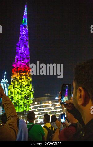 Un homme enregistre le spectacle de lumière sur Burj Khalife, Dubaï, Émirats arabes Unis. --- Burj Khalifa, le plus haut bâtiment du monde, est le décor pour une lumière spectaculaire Banque D'Images