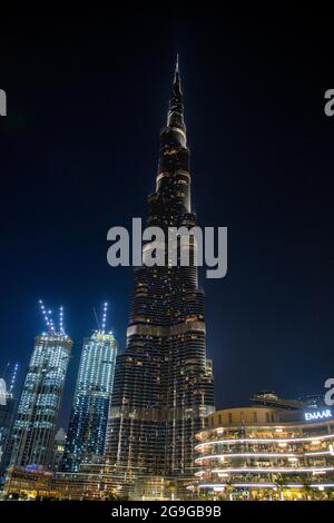 Burj Khalifa, le plus haut bâtiment du monde, est le décor pour des spectacles de lumière spectaculaire tous les soirs après le coucher du soleil.Dubaï, Émirats Arabes Unis, 3011.2018 Banque D'Images