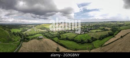 Par défaut vue aérienne des collines de Purbeck autour du château de Corfe, une des ruines historiques près de Swanage dans Dorsets Jurassic Coast - Royaume-Uni Banque D'Images