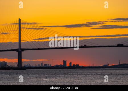 Le pont de Dartford traversant la Tamise entre Dartford et Thurrock au coucher du soleil depuis le bord de la rivière à Greenhithe Banque D'Images