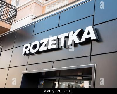 KIEV, UKRAINE - 25 juillet 2021. Affiche du magasin Rozetka sur le mur. Banque D'Images