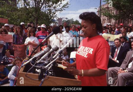 Austin Texas USA, vers 1992: Une femme noire parle au rassemblement devant le capitole du Texas pendant la protestation de la fermeture proposée de l'école d'état pour les personnes avec Banque D'Images