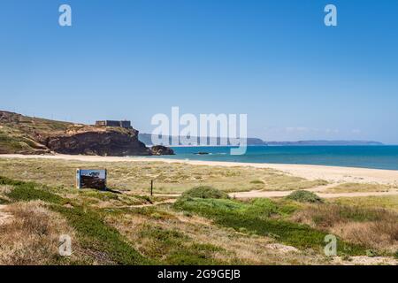 Nazaré, Portugal - 29 juin 2021 : vue sur la fortification et le phare de Nazaré depuis la plage du Nord Banque D'Images