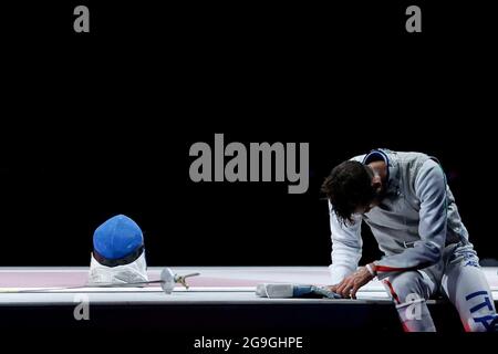 Chiba, Japon. 26 juillet 2021. Escrime : Jeux olympiques, singles de fleuret, finales, hommes, au Makuhari Messe Hall B. Daniele Garozzo d'Italie réagit. Credit: Oliver Weiken/dpa/Alay Live News Banque D'Images