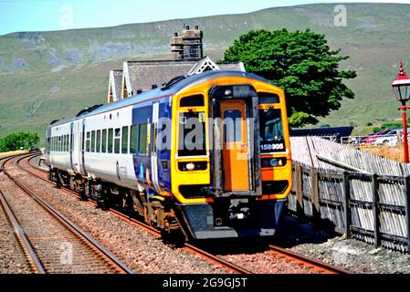 Classe 158 unité partant de la gare de Ribblehead pour Leeds, installez-vous à Carlsile Railway, North Yorkshire, Angleterre Banque D'Images