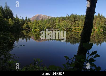 Meall Mor réflexions à Glencoe Lochan, Highlands, Écosse Banque D'Images