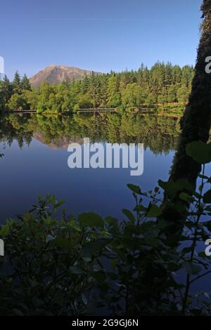 Meall Mor réflexions à Glencoe Lochan, Highlands, Écosse Banque D'Images