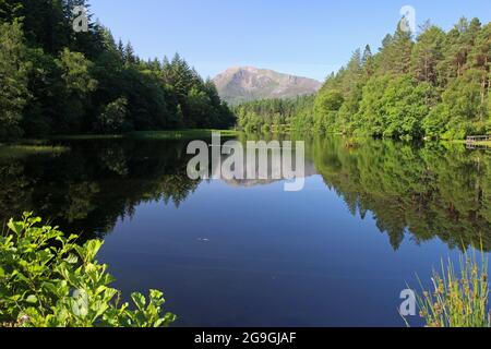 Meall Mor réflexions à Glencoe Lochan, Highlands, Écosse Banque D'Images