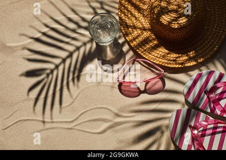 Accessoires de vacances pour voyageurs sur le sable de la plage. Flat lay, vue de dessus. Banque D'Images