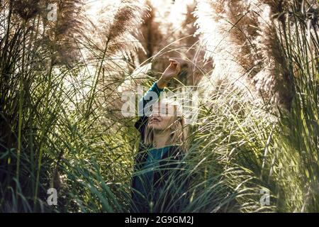 Portrait d'une belle femme blonde autour des plantes Banque D'Images