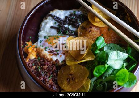 Cuisine hawaïenne, bol à œufs avec toffu et laitue d'agneau. Banque D'Images