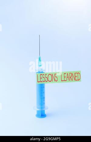 Affiche textuelle indiquant les leçons apprises. Concept signifiant la connaissance ou la compréhension acquise par l'expérience de la rédaction de notes médicales importantes Laboratoire Banque D'Images