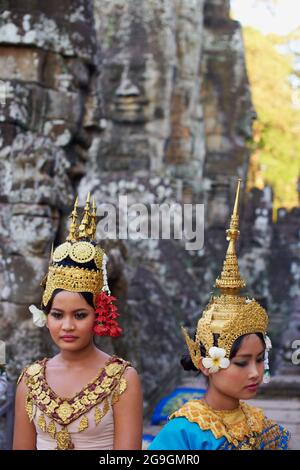 Asie du Sud-est, Cambodge, province de Siem Reap, Angkor, patrimoine mondial de l'UNESCO depuis 1992, temple de Bayon, XIIIe siècle, danseurs d'Apsara Banque D'Images