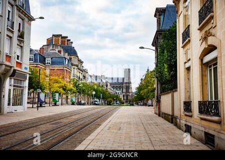 Cours Jean-Baptiste Langlet avec lignes de tramway, Reims Banque D'Images