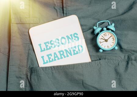 Affichage conceptuel leçons apprises. Les affaires présentent les connaissances ou la compréhension acquises par l'expérience penser nouvelles idées brillantes renouveler Banque D'Images