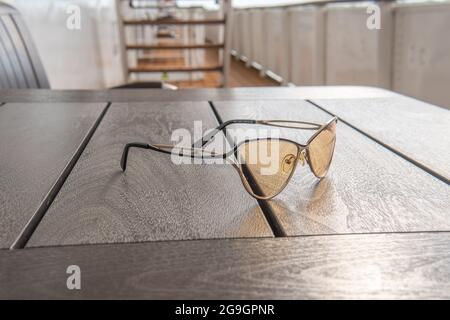 Lunettes Polyrazaionic pont cercle yacht, vacances loisirs eck ransportation sport personnes. Bow carnaval de bord de mer, croisière touristes ligne de croisière Banque D'Images