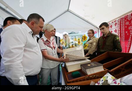 Non exclusif: KOPACHIV, UKRAINE - 24 JUILLET 2021 - des représentants de la communauté Bucha tiennent la présentation du chef de l'Administration régionale de l'Etat de Kiev Banque D'Images