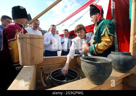 Non exclusif: KOPACHIV, UKRAINE - 24 JUILLET 2021 - le chef de l'Administration régionale de l'Etat de Kiev, Vasyl Volodin (C), visite la célébration de la Journée Banque D'Images