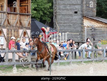 Non exclusif: KOPACHIV, UKRAINE - 24 JUILLET 2021 - un archer à cheval montre des compétences lors de la célébration de la Journée de la Christianisation de Banque D'Images