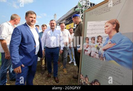 Non exclusif: KOPACHIV, UKRAINE - 24 JUILLET 2021 - le Chef de l'Administration régionale de l'Etat de Kiev, Vasyl Volodin (C), assiste à la célébration de la Journée de Banque D'Images