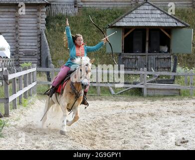 Non exclusif: KOPACHIV, UKRAINE - 24 JUILLET 2021 - un archer à cheval montre ses compétences lors de la célébration de la Journée de la Christianisation Banque D'Images