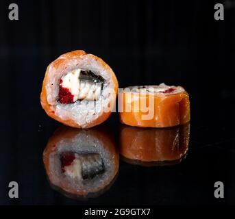 rouleaux japonais classiques avec fromage et poisson. Banque D'Images