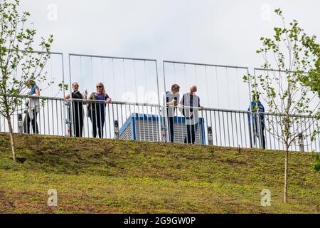 Londres, Royaume-Uni. 26 juillet 2021. Personnes au sommet du Marble Arch Mound qui s'est ouvert au public aujourd'hui. Commandé par le conseil municipal de Westminster pour ramener les gens dans la région après leur verrouillage, le monticule artificiel se trouve à 25m de haut et offre une vue sur le West End et sur Hyde Park. Sous la structure se trouve une galerie et un café. L'attraction temporaire restera jusqu'en janvier 2022. Credit: Stephen Chung / Alamy Live News Banque D'Images