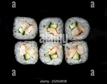 Photo pour le menu. Rouleaux japonais avec concombre vue de dessus Banque D'Images