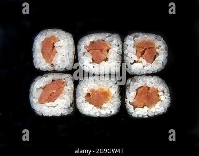 rouleaux isolés sur fond noir. Photo pour le menu. Banque D'Images