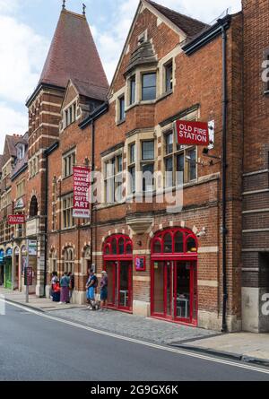 Les gens attendent à un arrêt de bus devant les arts au centre artistique Old Fire Station à George Street, Oxford, Angleterre, Royaume-Uni Banque D'Images