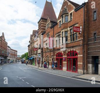 Les gens attendent à un arrêt de bus devant les arts au centre artistique Old Fire Station à George Street, Oxford, Angleterre, Royaume-Uni Banque D'Images