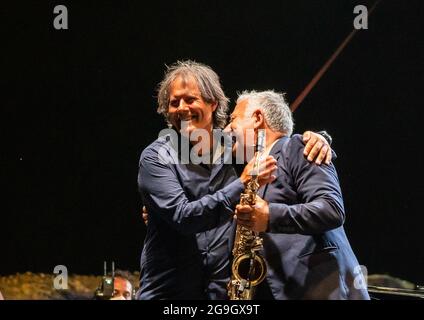 Avella, Italie. 25 juillet 2021. Deuxième rendez-vous du Festival de Jazz de Pomigliano Dimanche à l'Amphithéâtre romain d'Avella, Enzo Avitabile se produit en compagnie de l'Orchestre de Jazz napolitain dirigé par Mario Raja, ouvrant le pianiste Francesco Nastro avec 'piano olo', Naples de Scarlatti à Calise avec des hommages à Pino Daniele en format Jazz. (Photo de Giovanni Esposito/Pacific Press/Sipa USA) crédit: SIPA USA/Alay Live News Banque D'Images