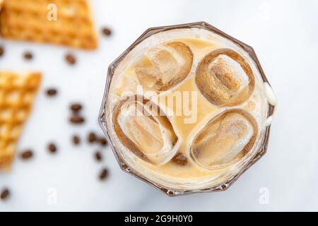 Café latte au caramel glacé dans un grand verre au caramel sirop Banque D'Images