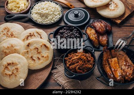 Table servie avec petit déjeuner vénézuélien, arepas avec différents types de garnitures Banque D'Images