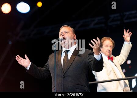 Paul Potts en scène à Maldon, Essex, Royaume-Uni. Chanteur de ténor d'opéra gallois, chantant avec le London concert Orchestra. Conducteur Banque D'Images