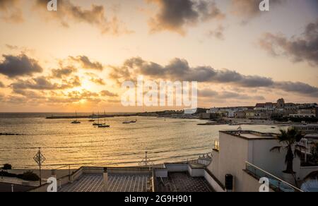 Beau lever de soleil dans la baie de la ville d'Otrante, Pouilles, Mer Adriatique, Salento, Italie. Personne. Couleurs dorées douces, ciel nuageux. Matin d'été en Italie. Banque D'Images