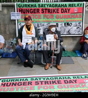 Whitehall, Londres, Royaume-Uni. 26 juillet 2021. L'ex-Gurkhas a mis en place une grève de la faim pour la parité des pensions en face de Downing Street. Crédit : Matthew Chattle/Alay Live News Banque D'Images